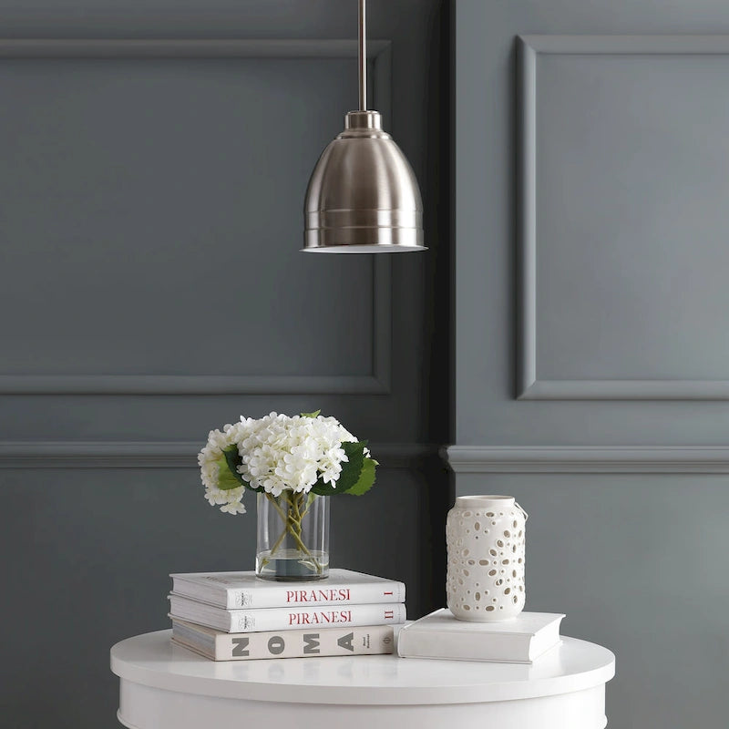 Suspension LED réglable Synnove 1 lumière de SAFAVIEH Lighting, finition nickel - 8,12 x 8,12 x 16,5-46,5 cm - 8 cm (L) x 8 cm (P) x 47 cm (H)