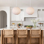 Suspension à un globe beige à une lumière avec abat-jour en rotin tressé à la main. - 17,7