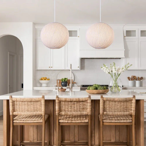 Suspension à un globe beige à une lumière avec abat-jour en rotin tressé à la main. - 17,7