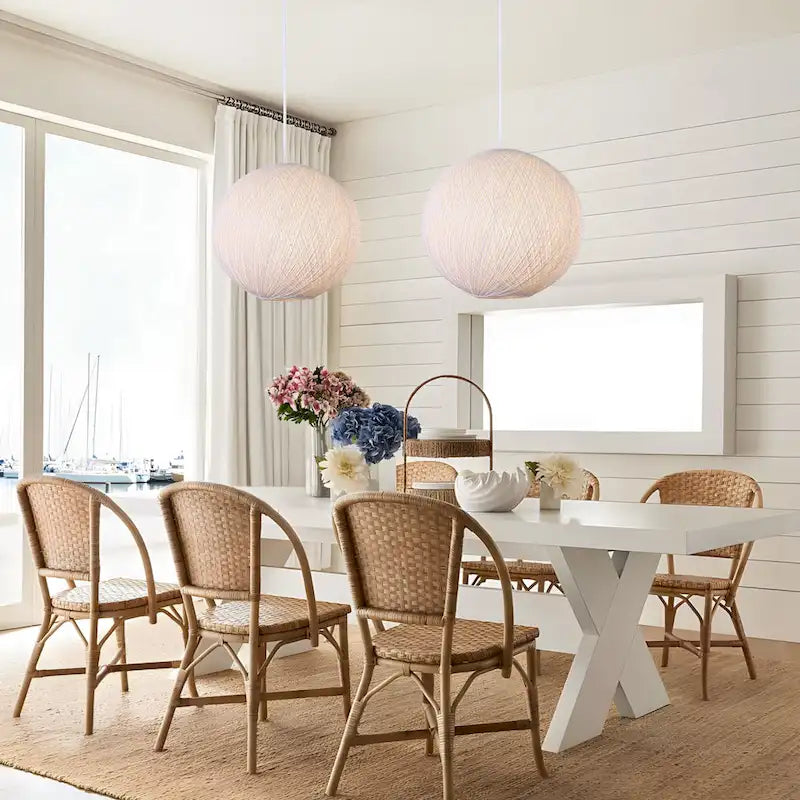 Suspension à un globe beige à une lumière avec abat-jour en rotin tressé à la main. - 17,7