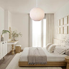 Suspension à un globe beige à une lumière avec abat-jour en rotin tressé à la main. - 17,7