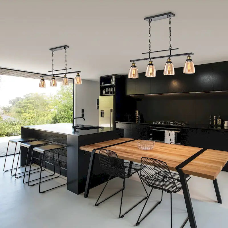 Luminaire linéaire antique noir à 4 lumières pour îlot de cuisine avec abat-jour en verre ambré