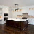 Luminaire linéaire antique noir à 4 lumières pour îlot de cuisine avec abat-jour en verre ambré