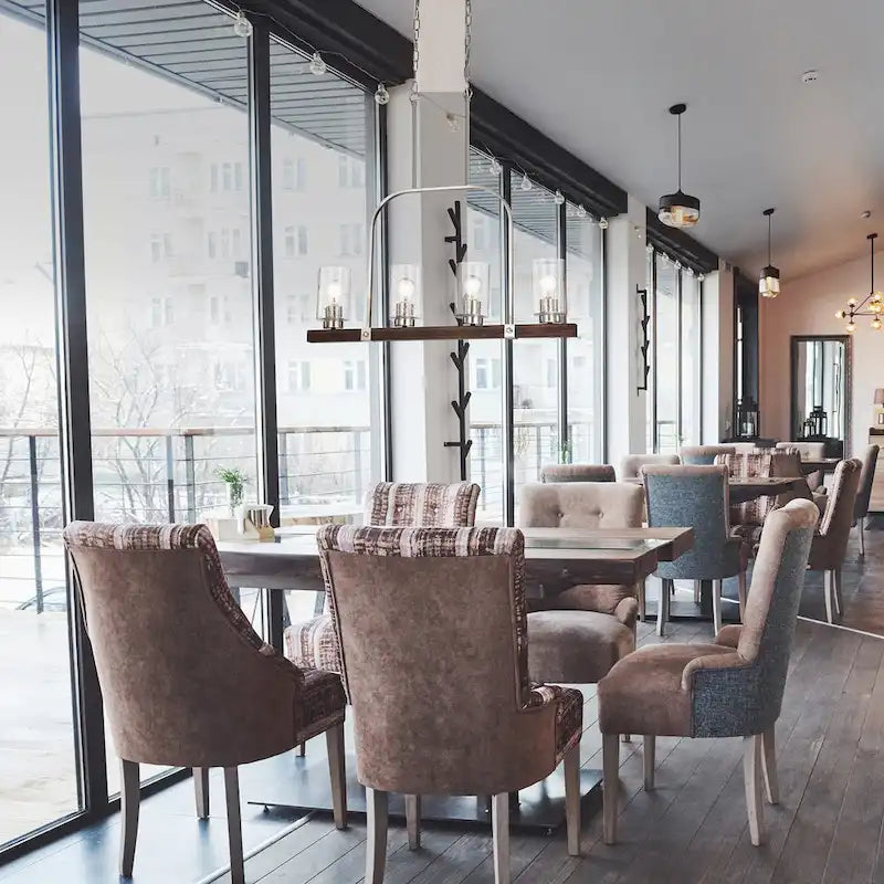 Luminaire linéaire à 4 lumières pour îlot central, en nickel brossé et bois, avec verre bullé.