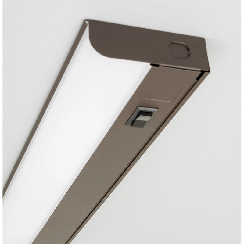 Luminaire LED T5L 24 pouces conforme aux normes ADA, finition bronze huilé, à installer sous un meuble, avec abat-jour en acrylique blanc.