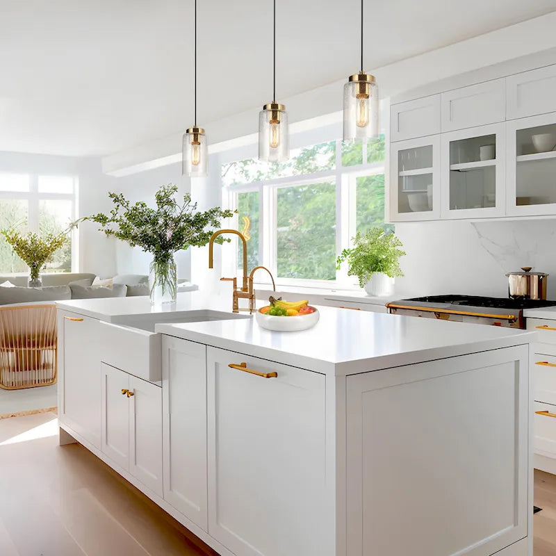 Suspension cylindrique moderne noire et dorée à une lumière en verre bullé pour cuisine ou salle à manger, idéale pour un îlot de cuisine.