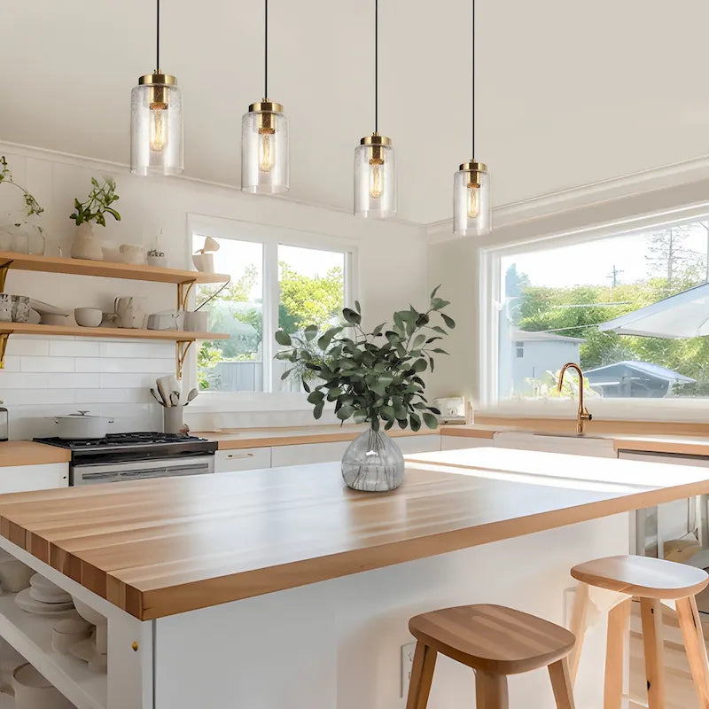 Suspension cylindrique moderne noire et dorée à une lumière en verre bullé pour cuisine ou salle à manger, idéale pour un îlot de cuisine.