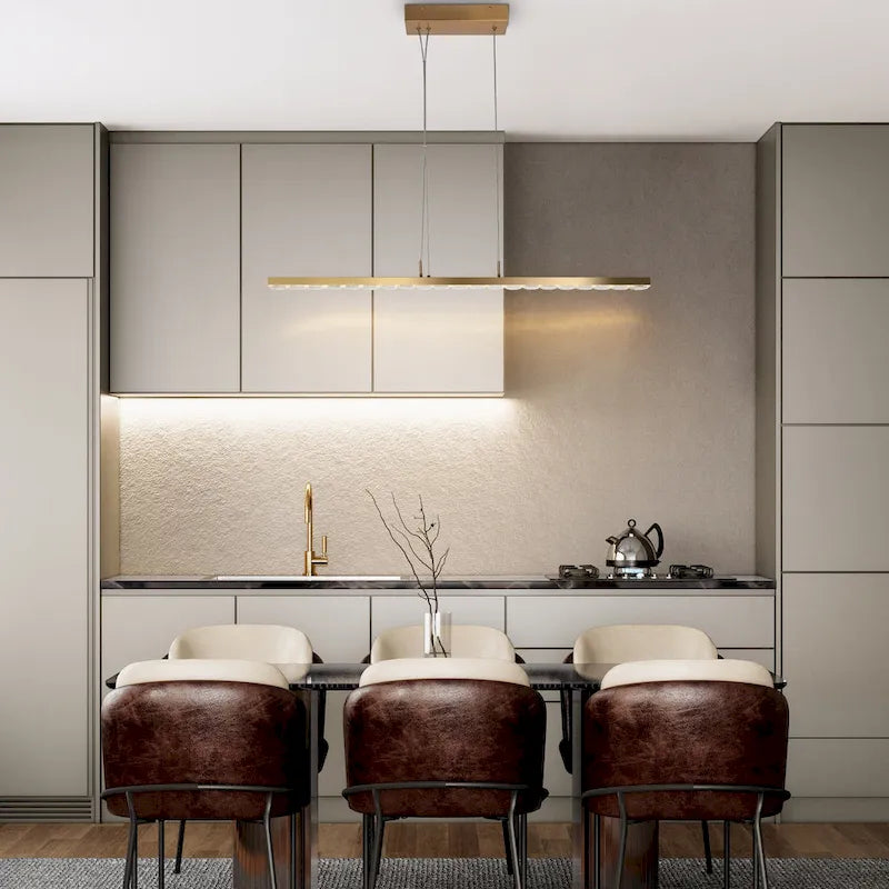 Lustre linéaire moderne et glamour à une lumière LED avec cristaux dorés intégrés, idéal pour une salle à manger.