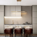Lustre linéaire moderne et glamour à une lumière LED avec cristaux dorés intégrés, idéal pour une salle à manger.