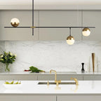 Lustre linéaire minimaliste moderne à 3 lumières avec globe en verre dépoli et abat-jour en laiton noir