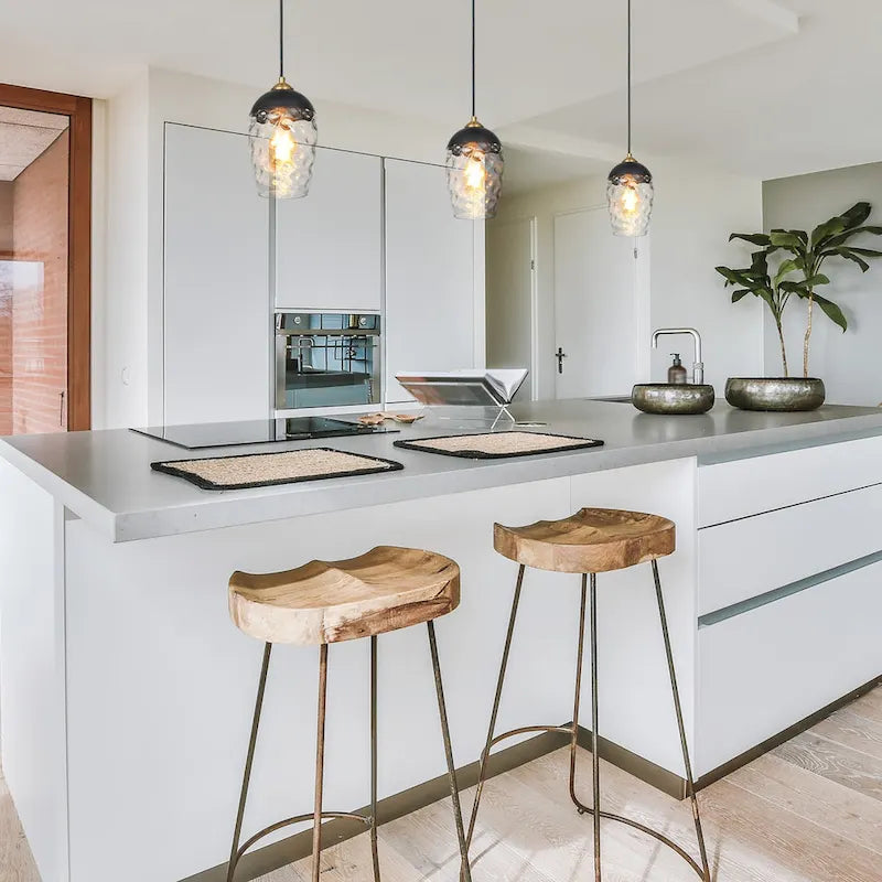 Suspension moderne et contemporaine à une lumière en verre martelé noir et or pour îlot de cuisine
