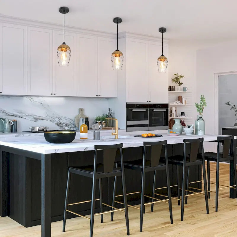 Suspension moderne et contemporaine à une lumière en verre martelé noir et or pour îlot de cuisine