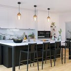Suspension moderne et contemporaine à une lumière en verre martelé noir et or pour îlot de cuisine